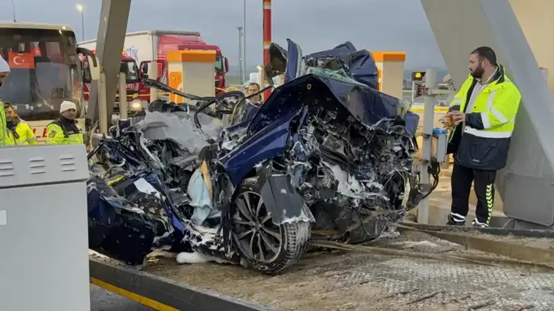 Silivri'de Feci Kaza: Otomobil Gişe ile Otobüs Arasında Sıkıştı, Ölü ve Yaralılar Var