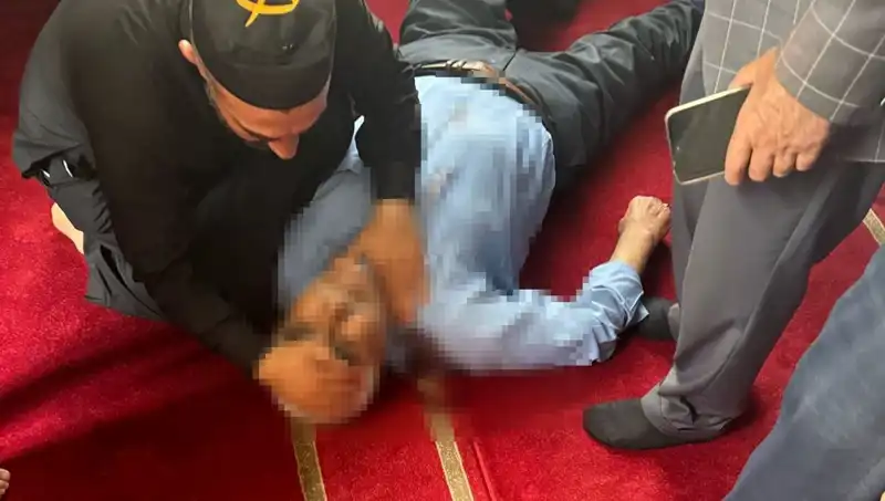 Camide Namaz Kılan Adam, Saldırıya Uğradı: Bıçaklı Saldırının Arka Planı Ne?
