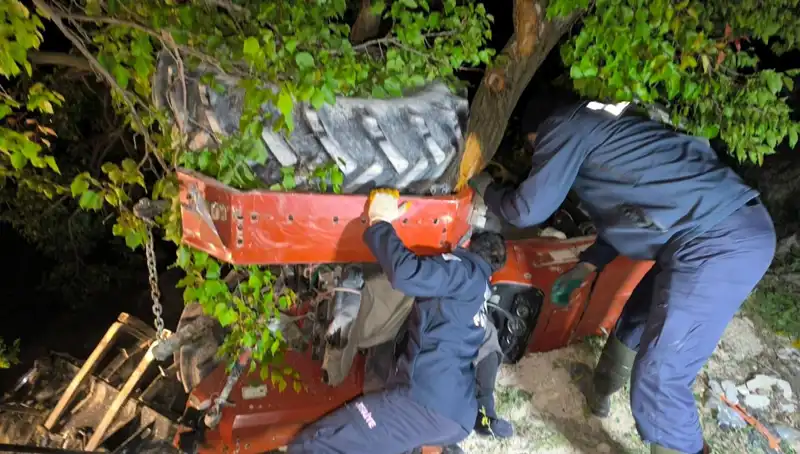 Kontroldeki Traktör Devrildi: Korkunç Kaza Hayatları Alırken, Kimi Şanslıydı?