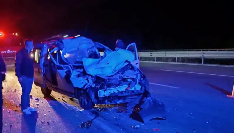 Otoyolda Dehşet! TIR’a Çarpan Araç Feci Şekilde Hurdaya Döndü