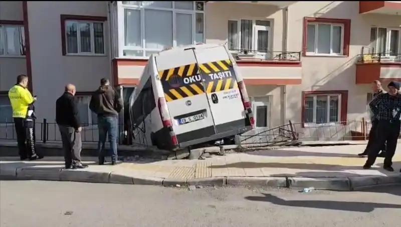 Okul Servisi Balkona Girdi: İki Öğrenci Yaralı
