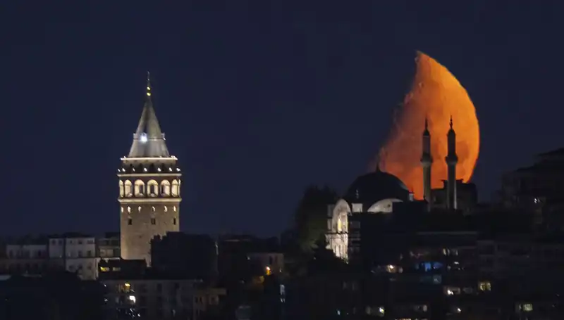 İstanbul Gökyüzünde Yarım Ayın Büyüleyici Güzelliği