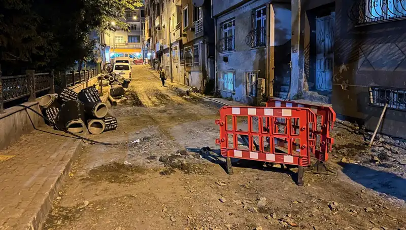 Bayrampaşa'da Altyapı Çalışmalarında Patlayan Rögar Kapağı Paniğe Neden Oldu