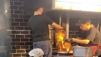 Pişmiş Tavuk Dönerin Üzerine Çiğ Et Koyarak Skandal Yaratıldı