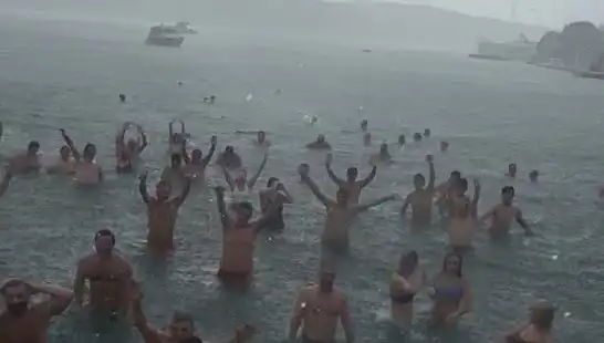 İstanbul Bebek'te Yoğun Yağmura Rağmen Denize Giren Vatandaşların Dikkat Çeken Sırrı