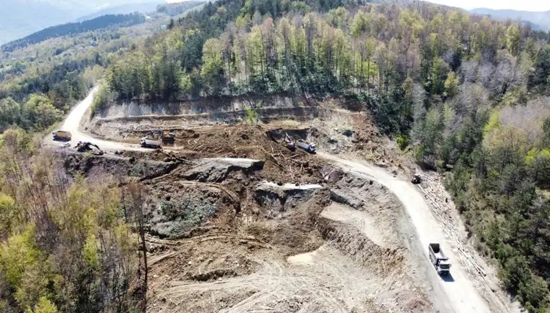 Kastamonu-Çatalzeytin Yolunda Meydana Gelen Heyelan Ulaşımı Alt Üst Etti!