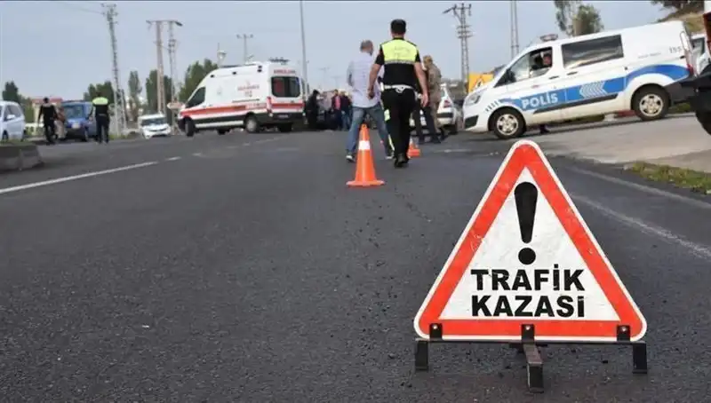 Antalya'da Otomobil Kanala Devrildi: İki Yaralı Var!