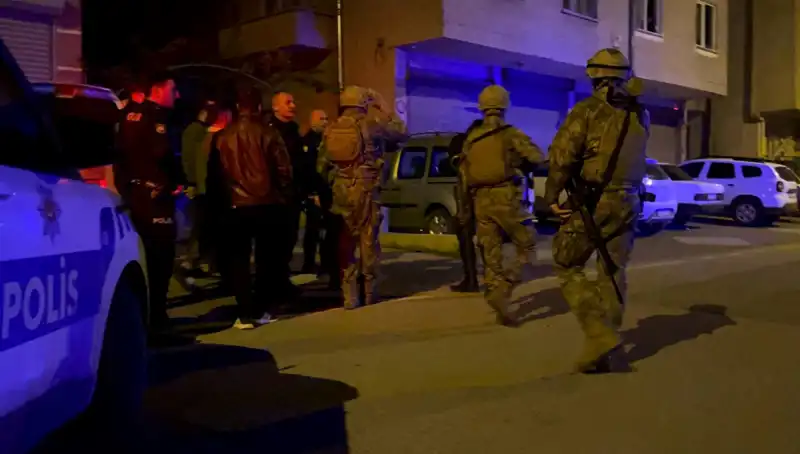 Mersin'de Tüfekle Balkondan Ateş Açan Şahıs, Polisi Evinin İçine Kilitledi