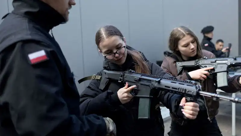 Polonya Askeri Hazırlık Sürecine Girdi: Siviller Eğitime Alınıyor
