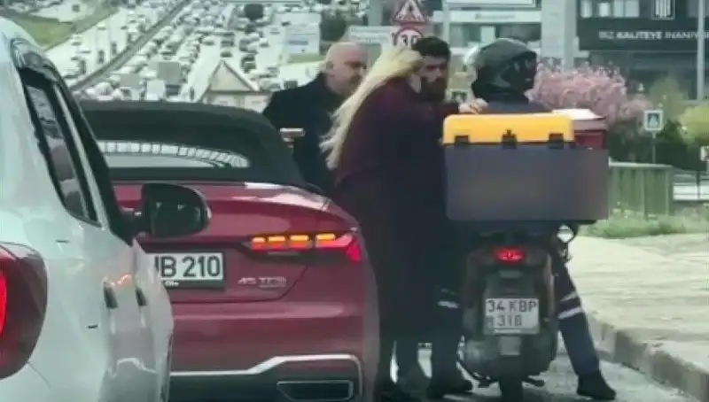 D-100 Karayolu'nda Motokuryeye Silah Çeken Adamın Sırrı Ne?