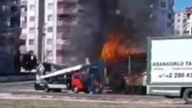 Alev Alev Yanan TIR, Tüm Mürettebatı Kurtardı