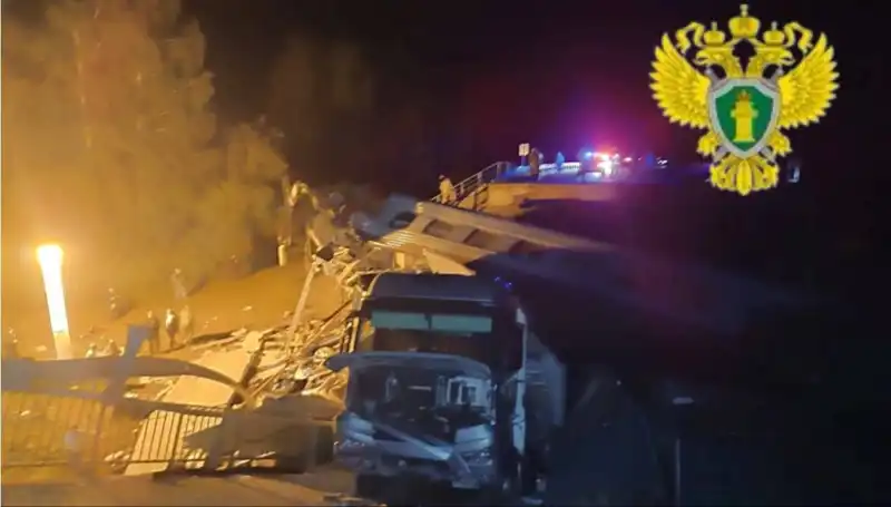Rusya'da Çöken Köprü ve Raydan Çıkan Trenler: 7 Kişilik Trajedi
