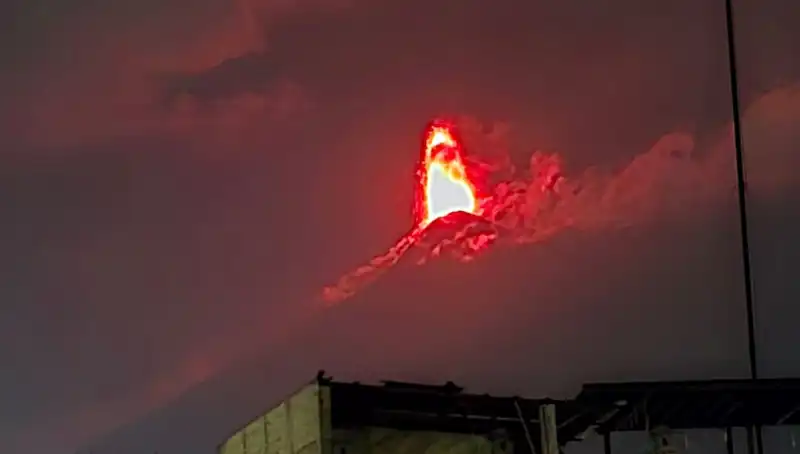 Fuego Yanardağı Patladı: 30 Bin Kişinin Tahliyesi Tehlikeye Girdi