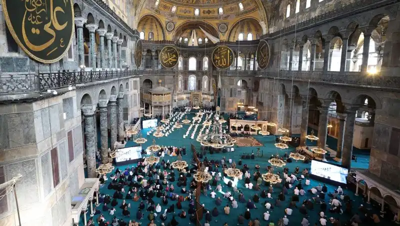 Ayasofya'nın Kapısını Kıran Sanığa Hapis Cezası: Türkiye'nin Tarihi Mirası Koruma Mücadelesi