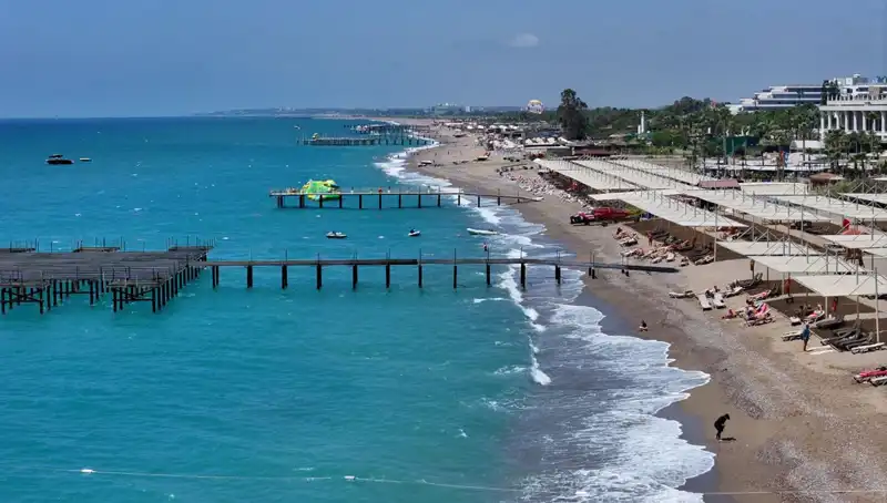 Antalya Sahillerindeki Güneşli Hava, Turizmde Patlama Yaratıyor
