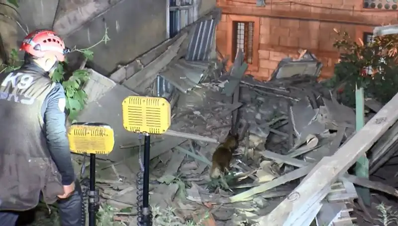 İstanbul'da Deprem Sonrası İki Katlı Bina Çöktü: Sarsıntının Etkileri Üzerinde Duruluyor
