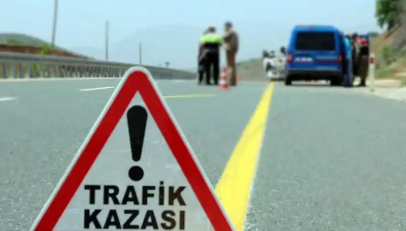 ** Otomobil ve Hafif Ticari Araç Kazasında 6 Kişi Hayatını Kaybetti: Detaylar Şok Edici!**