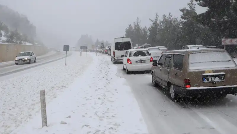 Kar Bastırdı: Denizli-Antalya Yolu Kapandı, Seyahat Edenlerin Dikkatine!