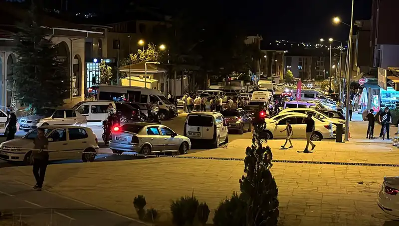 İki Ailenin Kavgası Sokaklarda Güvenliği Tehdit Etti: 1 Ağır Yaralı