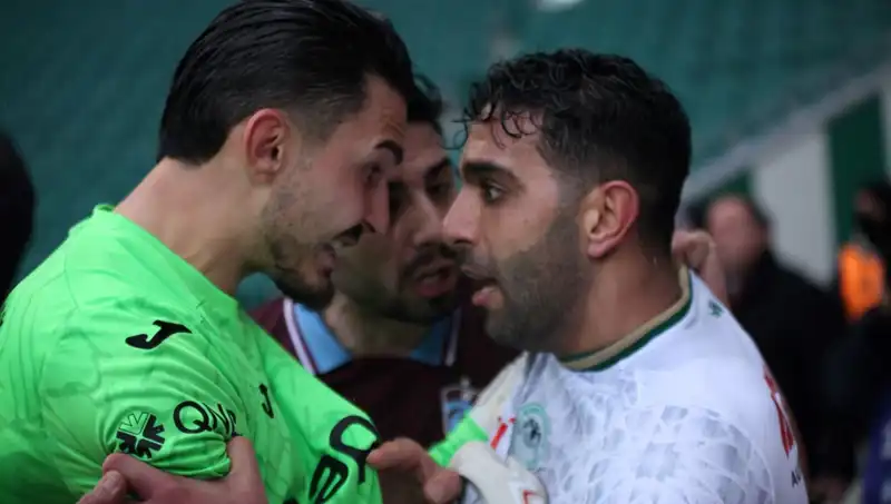 Konyaspor-Trabzonspor Maçında Gerilim Tırmandı: Uzatma Dakikaları Olaylara Sahne Oldu