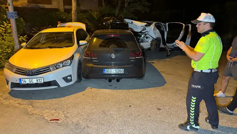 Alkollü Sürücü Sokağı Başaşağı Çevirerek Üç Araca Çarptı