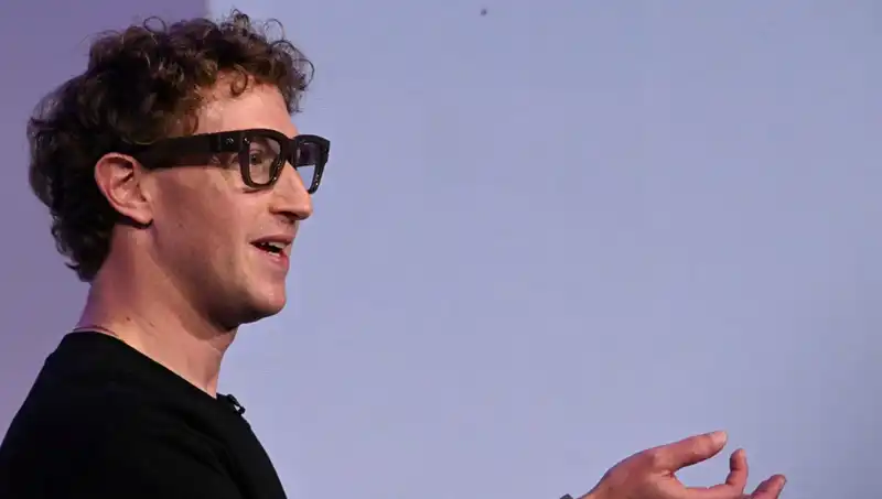 Meta CEO'su Zuckerberg, Yapay Zeka Destekli Gözlükleri Tanıttı!