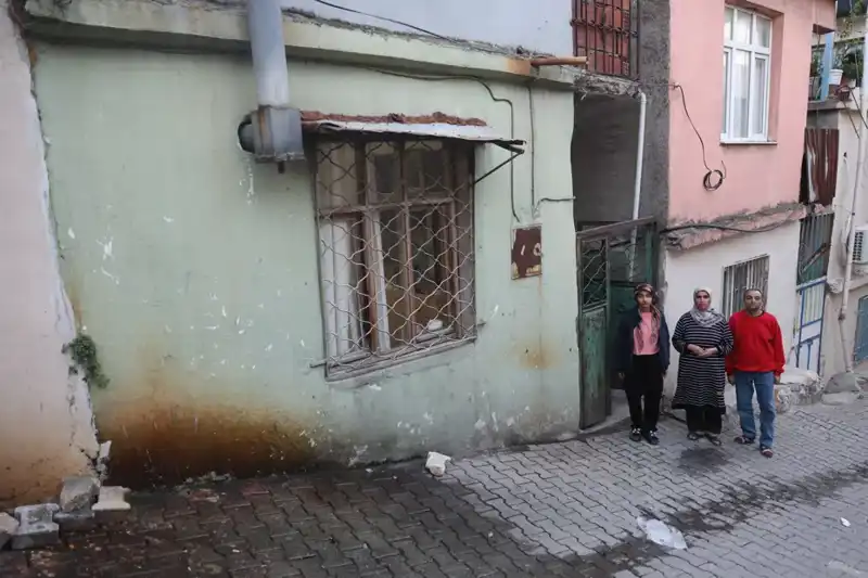 Banyosuz Tek Odalı Evde 4 Kişilik Hayat: Renkli Hayaller ve Gerçekler