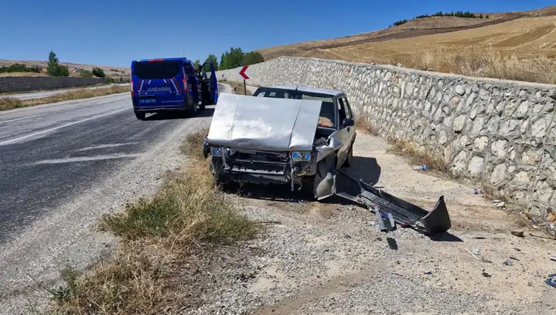 Kontrolden Çıkan Otomobil Duvara Çarptı: Şok Edici Kaza Detayları