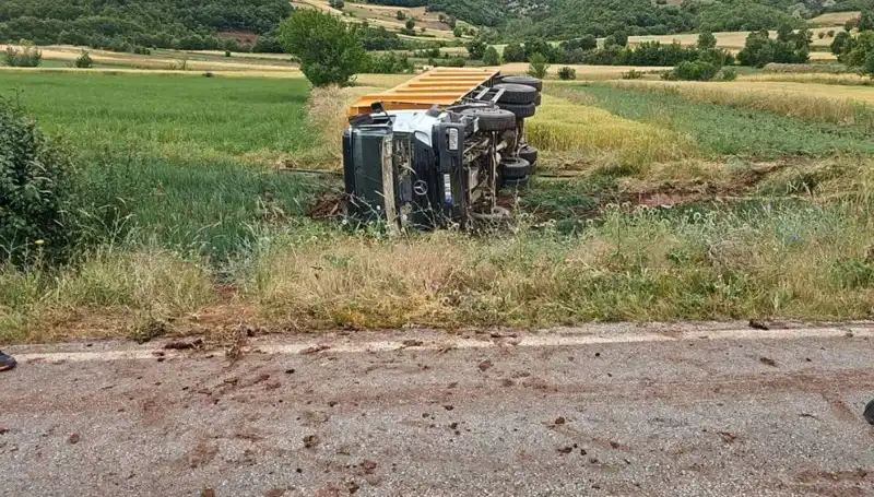 Tokat’ta Devrilen Kamyonun Şoförü Hayatını Kaybetti: Feci Kaza Anları
