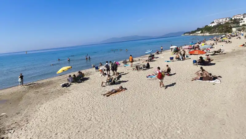 Sıcak Havanın Keyfi: Plajlar Güneş Arayanlarla Dolu!