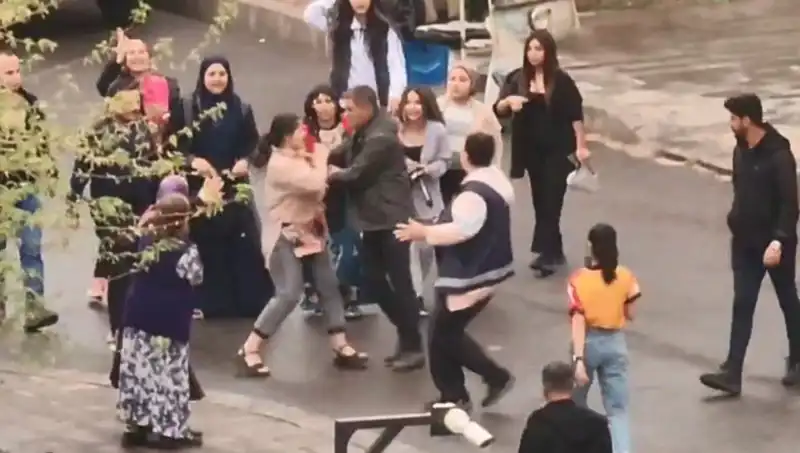 Adliye Önünde Şok Eden Tekmeli Yumruklu Kavga Gözleri Üzerine Çekti