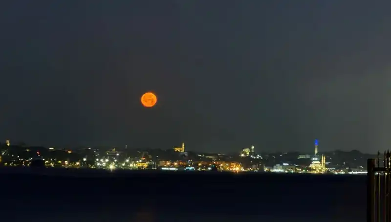 İstanbul'da Çilek Dolunayı: Göz Kamaştıran Manzaralar Gökyüzünü Süsledi