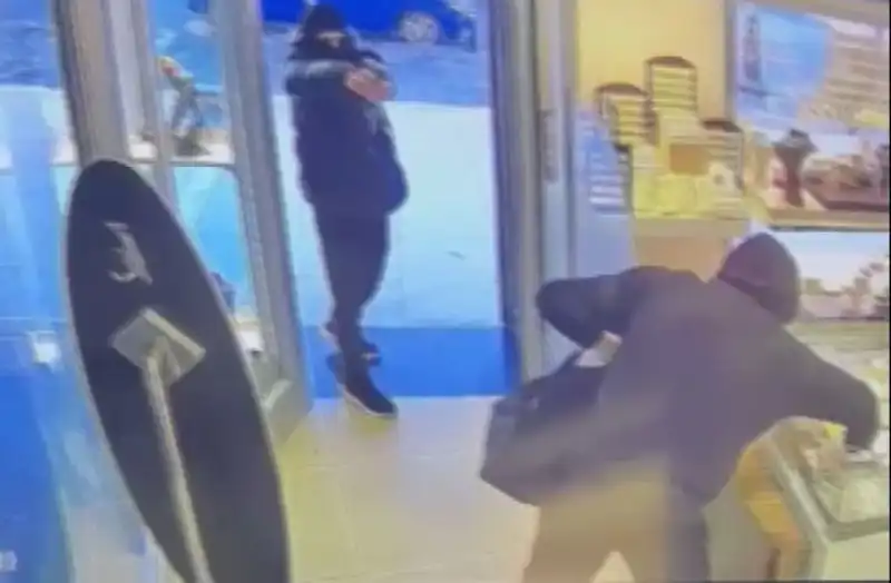 Ümraniye'de Maskeli Soygun Girişimi: Güvenlik Kameraları Olayı Aydınlatacak mı?
