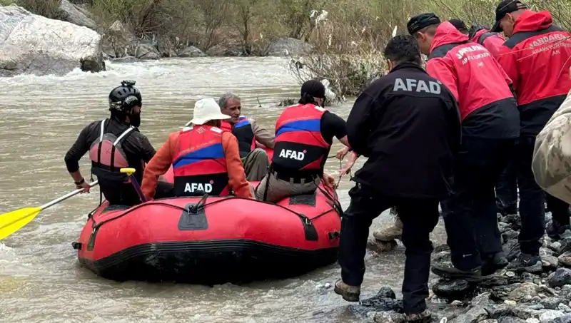 Zap Suyu Kenarında Mahsur Kalan 4 Kişiye Kurtarma Operasyonu