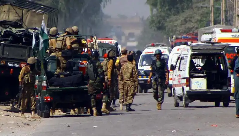 Pakistan'da Camiye Yapılan Bombalı Saldırı: 4 Yaralı, Ülke Karışıklık İçinde
