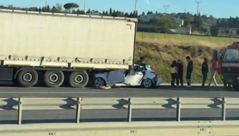 Kuzey Marmara Otoyolu'nda Feci Kaza: Otomobil TIR'ın Altında Kaldı