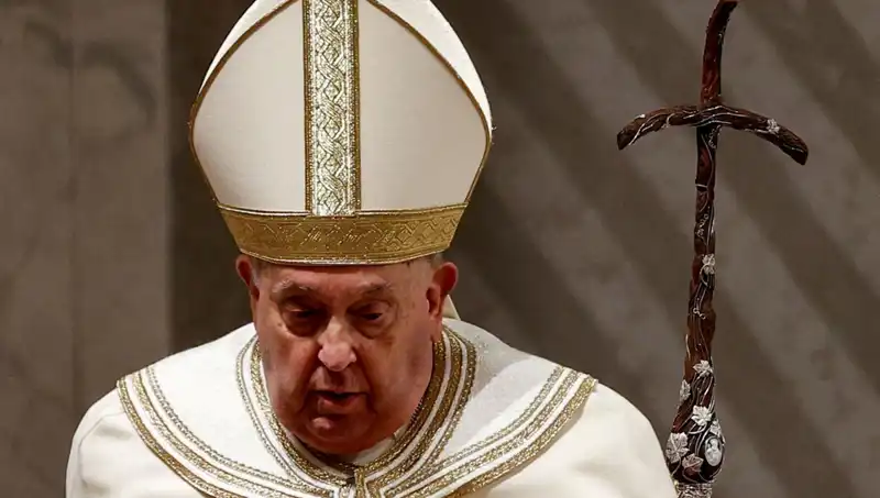 Vatikan’da Endişe: Papa Francis’in Hastanede Kalışı Sürekli Gündemde