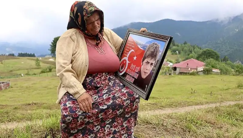 DEM Parti, Eren Bülbül'ün Annesine Duygu Dolu Bayram Mesajı Yolladı