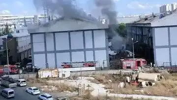 Başakşehir Sanayi Sitesinde Korkutan Yangın: Yangın Söndürme Çalışmaları Devam Ediyor