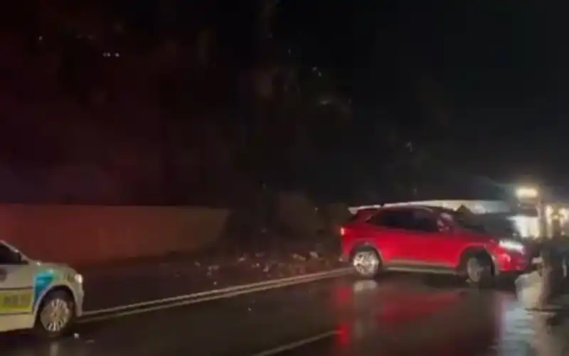 Hakkari’de Dev Heyelan: Yolu Kapatan Kayalar Zarar Verdi