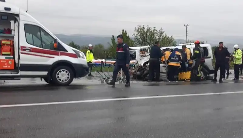 Denizli’de Feci Kaza: İki Araç Kafa Kafaya Çarpıştı, Yaralılar Hastaneye Kaldırıldı
