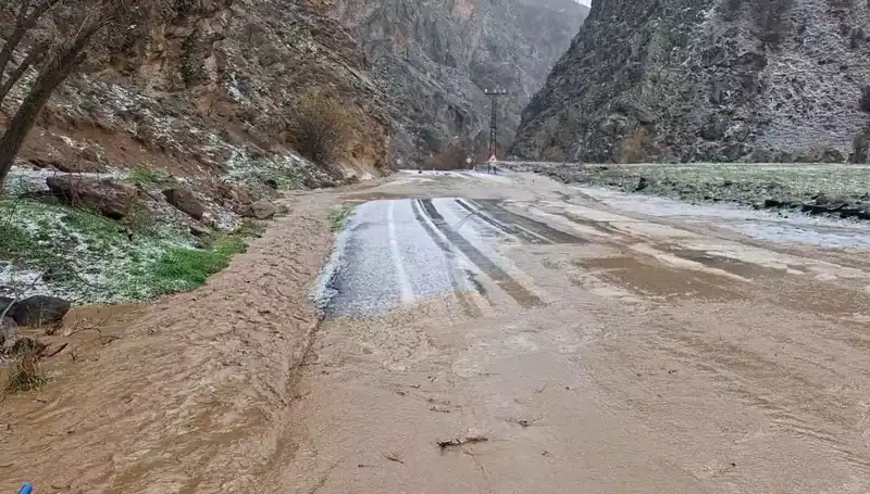 Tunceli’de Dolu ve Sağanak Yağışlar, Hayatı Felç Etti