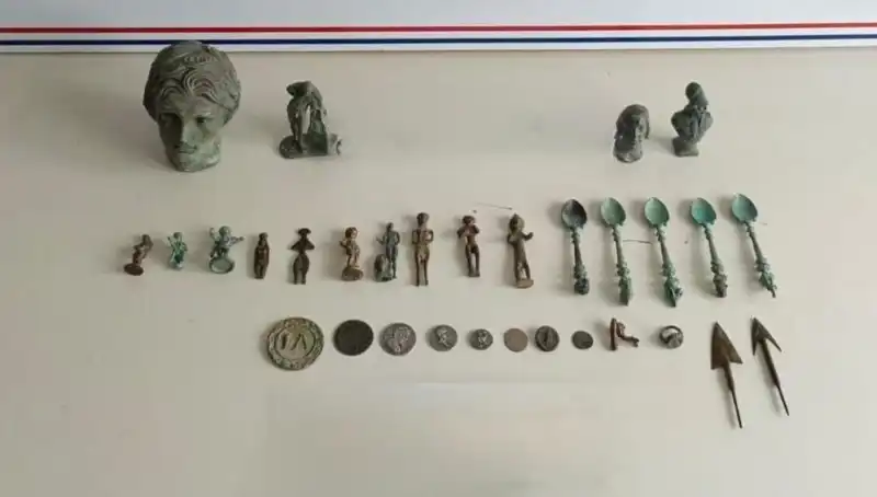 Roma Dönemine Ait Tarihi Eserler Kaçakçılık Operasyonunda Ele Geçirildi