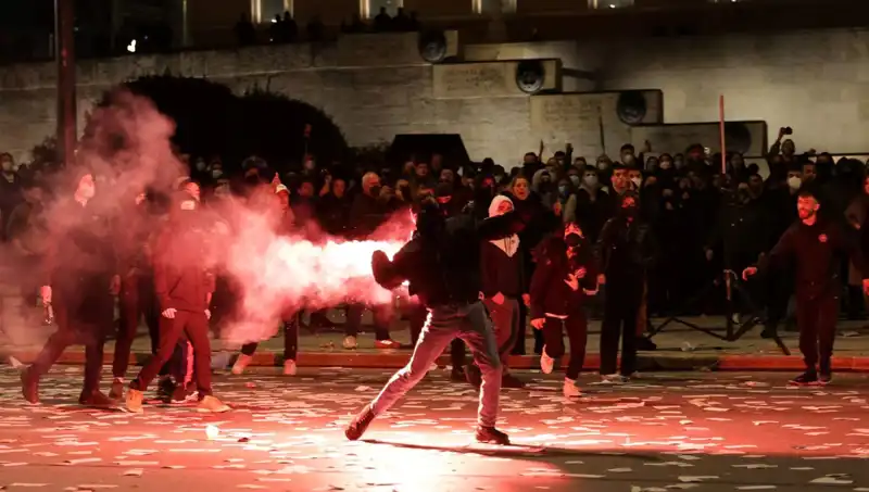 Yunanistan'da Gensoru Krizi: Atina Sokaklarında Protestolar Patlak Verdi
