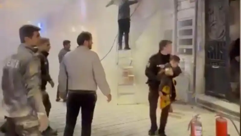 Beyoğlu’ndaki Büfede Yangın Gerçekleşti: Kahraman Kurtarıcılar Çocukları Kurtardı