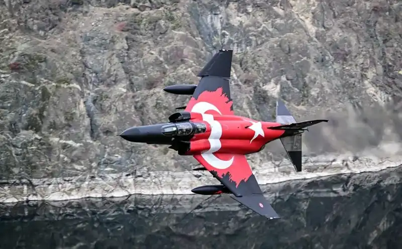 Fantom F-35 ile Büyüleyici Tatbikat: Baba Fantom'un Parlak Performansı