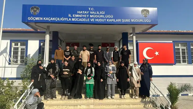 Minibüste Yakalanan 24 Göçmen: Sarp Sınırında İkna Edici Bir Hikaye