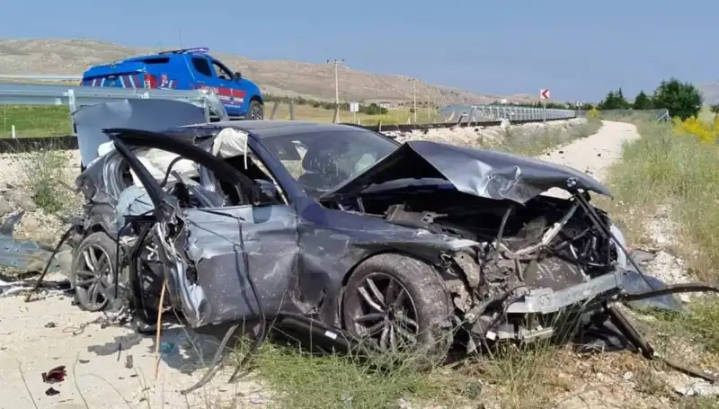 Sivas'ta Peş Peşe Yaşanan İki Trafik Kazası: 9 Kişi Yaralı!