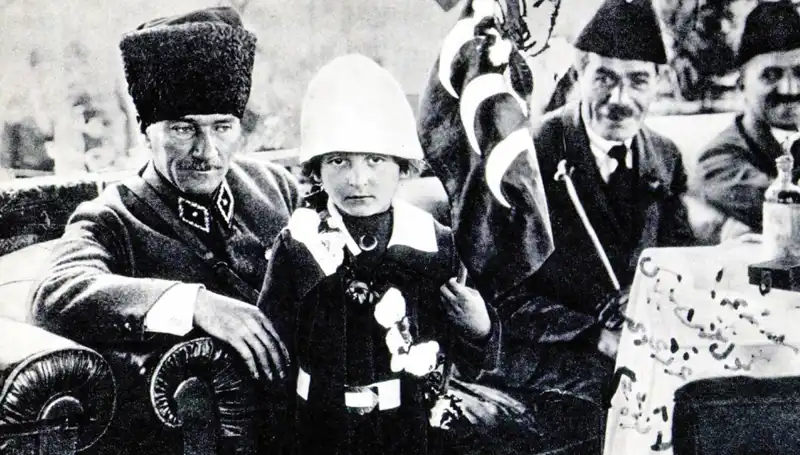 Unutulmaz Fotoğrafın Ardındaki Gizemli Bayram Hikayesi