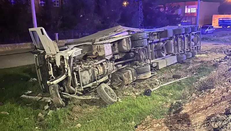TIR Kazası Sırasında Devrilen Araçta 6 Kişi Yaralandı